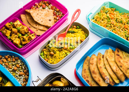 Gruppe von Lunch Box/Tiffin für indische Kinder, Sorte oder die Option mehrere oder eine Kombination von gesunden Lebensmitteln für ihre Schule, Kinder Stockfoto