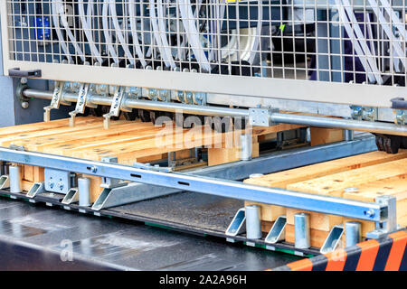 Produktion von Holzpaletten auf einem modernen automatischen Linie für die Holzbearbeitung. Stockfoto