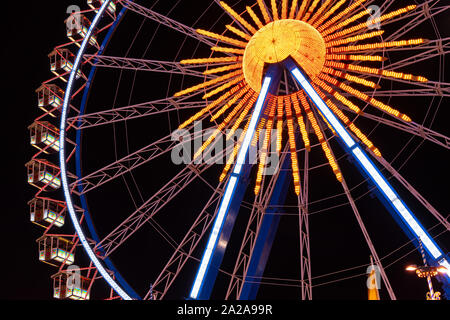 München, Deutschland - 2019, 19. September: die größte Riesenrad auf dem Oktoberfest in München bei Nacht Stockfoto