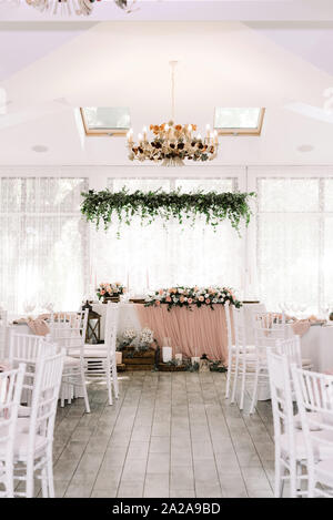 Der Bräutigam und die Braut Tabelle in Pastelltönen, mit einer Auswahl an frischem Gemüse und Blumen dekoriert Stockfoto