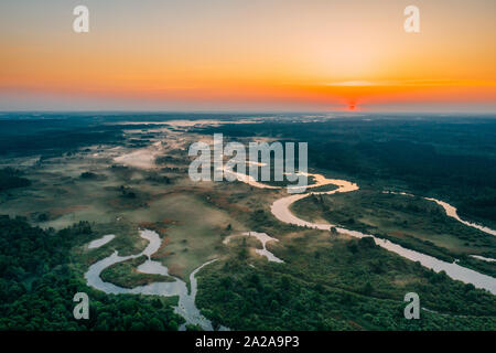 Luftaufnahme grüne Wiese und Flusslandschaft In Misty nebeliger Morgen. Blick von oben auf die schöne Natur von hohen Haltung im Sommer. Drone Stockfoto