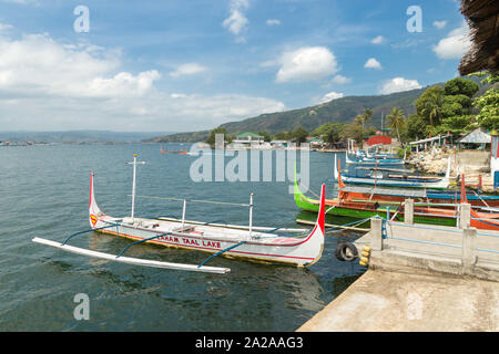 Talisay, Philippinen - April 6, 2017: Passagier touristischen Boote auf dem See Taal, Vulkankrater Stockfoto