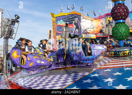 München, Deutschland, 28. September 2019: Besucher auf einen Vergnügungspark Fahrt genießen. Breakdancer lustige Fahrt, Oktoberfest München Bayern Deutschland Stockfoto