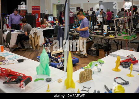 3D-Druck-Enthusiasten treffen sich am Sonntag, den 8. September 2019, im Portland Mini Maker Faire, einem Wissenschaftsmuseum in OMSI, Oregon. Stockfoto