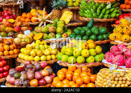 Tropische Früchte auf dem berühmten Markt in Funchal, Madeira, Portugal. Exotische Früchte. Banane, Mango, Passionsfrucht oder Avocado. Bunte Essen, gesunde Lebensweise. Stockfoto