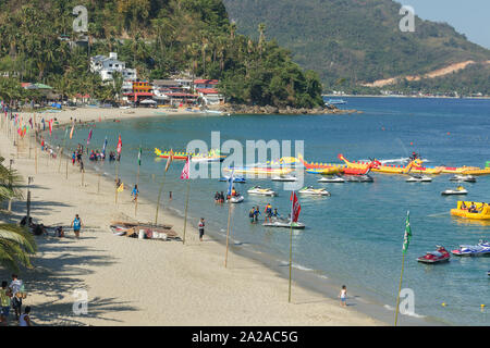 Puerto Galera, Philippinen - April 4, 2017: Meer, blauer Himmel, Palmen, Touristen und Boote in weißen Strand, Sabang. Stockfoto