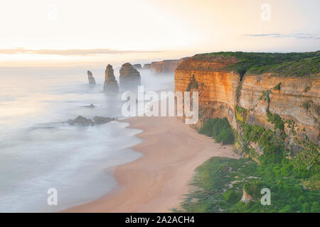 Die 12 Apostel in der Dämmerung, in der Nähe von Port Campbell, Shipwreck Coast, Great Ocean Road, Victoria, Australien. Stockfoto