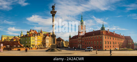 Warschau, Poland-April 2019 - Das königliche Schloss auf dem Schlossplatz auf einem klaren Frühlings Stockfoto