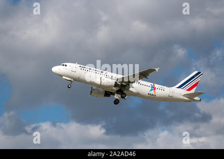 München, Deutschland - 24. September 2018: Air France Airbus A320-200 mit dem Flugzeug Registrierung F-GKXJ nach dem Start auf der südlichen Start- und Landebahn 26L von t Stockfoto