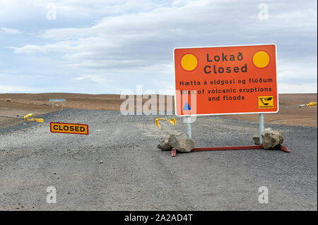 Geschlossenen Straße und rote Gefahr Warnschild über Gefahr von Vulkanausbrüchen und Überschwemmungen in der Nähe von Wasserfall Dettifoss Nordosten Islands Stockfoto