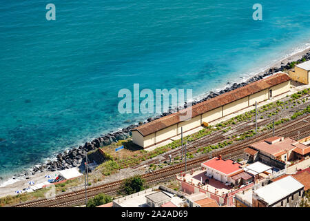 Italien, Sizilien, Taormina - Mai, 17, 2019: Antenne atemberaubenden Blick von Giardini Naxos Bahnhof, Ufer des Ionischen Meeres Stockfoto