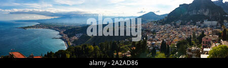 Atemberaubende Panoramaaussicht auf Taormina, Ätna von den Mauern des griechischen Theaters Stockfoto