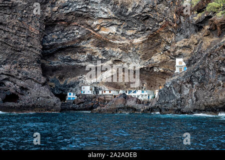 Fishermens Häuser an die versteckten Schmuggler Bucht in der Nähe von Tijarafe, La Palma, Kanarische Inseln, Spanien, Europa. Abrechnung in einer Höhle, Poris de Candelaria, Cueva Stockfoto