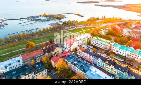 Luftaufnahme der schönen Stadt Helsinki bei Sonnenuntergang. Blauer Himmel und Wolken und farbenfrohe Gebäude. Helsinki, Finnland. Stockfoto