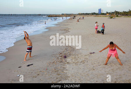 Colombia Riohacha Menschen Sport, Schwimmen und Relaxen am Strand. Warming up 26-6-2019 Foto Jaco Klamer/Alamy Stockfoto