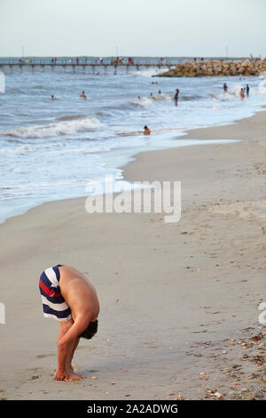 Colombia Riohacha Menschen Sport, Schwimmen und Relaxen am Strand. Warming up 26-6-2019 Foto Jaco Klamer/Alamy Stockfoto