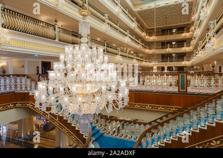 ANTALYA, Türkei - September 12, 2019: Haupttreppe in der Lobby von Titanic Mardan Palace Luxury Hotel, Resort das Teuerste der Europäischen. Stockfoto
