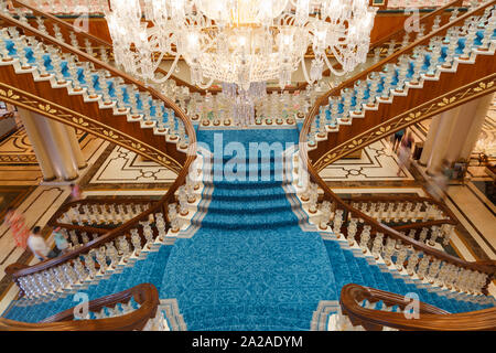 ANTALYA, Türkei - September 12, 2019: Haupttreppe in der Lobby von Titanic Mardan Palace Luxury Hotel, Resort das Teuerste der Europäischen. Stockfoto