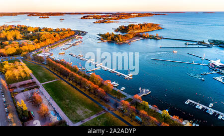 Luftaufnahme der schönen Stadt Helsinki bei Sonnenuntergang. Blauer Himmel und Wolken und farbenfrohe Gebäude. Helsinki, Finnland. Stockfoto