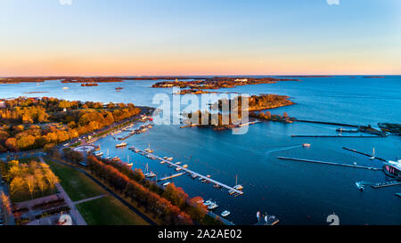 Luftaufnahme der schönen Stadt Helsinki bei Sonnenuntergang. Blauer Himmel und Wolken und farbenfrohe Gebäude. Helsinki, Finnland. Stockfoto
