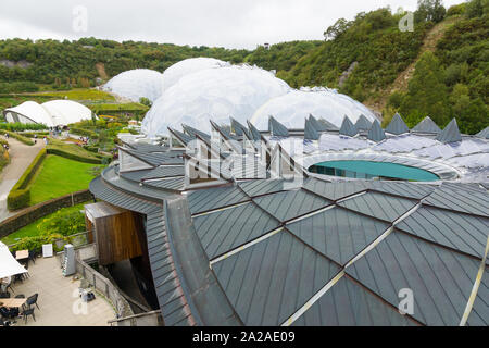 Das Eden Projekt Ansicht der biomes und das Dach des Gebäudes. Eine beliebte Sehenswürdigkeit mit Gärten in einem ehemaligen Steinbruch gebaut Stockfoto