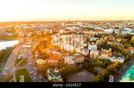 Luftaufnahme von Helsinki bei Sonnenuntergang. Blauer Himmel und Wolken und bunte Gebäude. Helsinki, Finnland. Stockfoto