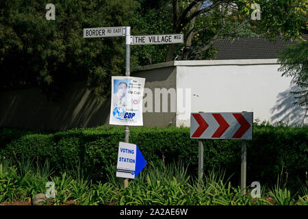 CDP- und IEC-Schilder und Zeichen, die auf die Wahllokale am Straßenschild pole außerhalb Lynwood Katholische Kirche, IEC Pretoria Wahllokale, Border Road East, Lynwood, Pretoria, Gauteng Provinz, Südafrika. Stockfoto