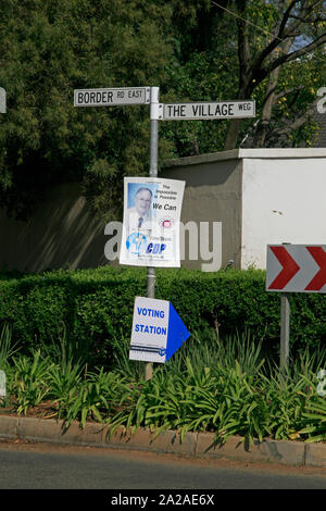 CDP- und IEC-Schilder und Zeichen, die auf die Wahllokale am Straßenschild pole außerhalb Lynwood Katholische Kirche, IEC Pretoria Wahllokale, Border Road East, Lynwood, Pretoria, Gauteng Provinz, Südafrika. Stockfoto