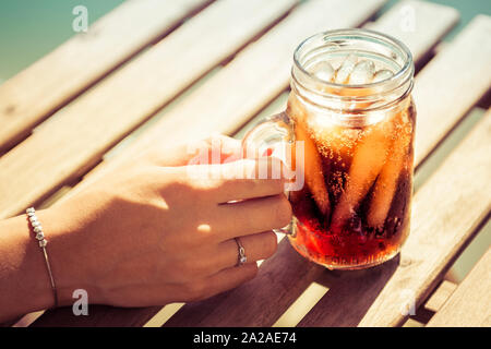 Kaltes Eistee Cola Sommergetränk Stockfoto