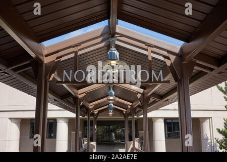 Tigard, Oregon, USA - 16.September 2019: Die NORDSTROM Schild an der Einfahrt zu einem Nordstrom Warenhaus in Tigard, Oregon gesehen. Stockfoto