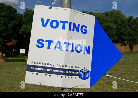 Zeichen, um die IEC-Pretoria Wahllokale in der Nähe von Lynwood Katholische Kirche, Border Road East, Lynwood, Pretoria, Gauteng Provinz, Südafrika. Stockfoto