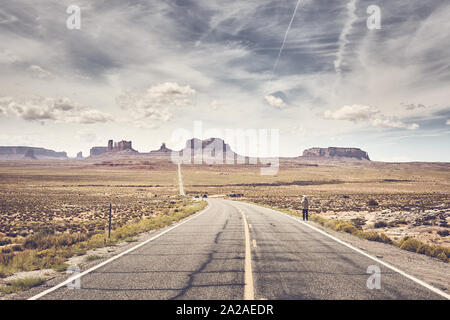 Retro stilisierte Bild von Monument Valley von berühmten U.S. Route 163, Utah, USA gesehen. Stockfoto