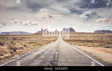 Retro stilisierte Bild von Monument Valley von berühmten U.S. Route 163, Utah, USA gesehen. Stockfoto