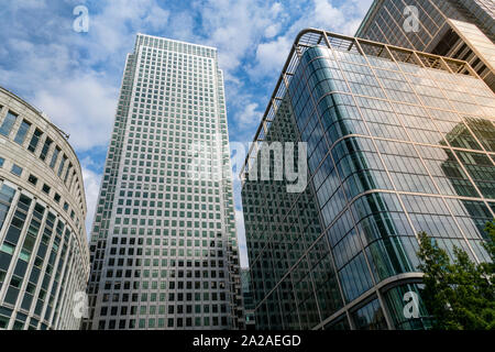 Blick auf hohe Glasfront Wolkenkratzer bei Sonnenuntergang Stockfoto