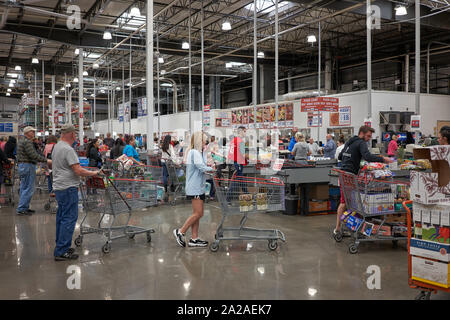 Am Montag, den 16. September 2019, stehen die Käufer in einem Costco Großhandelsgeschäft in Tigard, Oregon, an der Kasse. Stockfoto