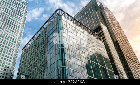 Blick auf hohe Glasfront Wolkenkratzer bei Sonnenuntergang Stockfoto