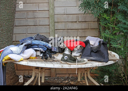 Kleidung und Duffel Bags auf Tisch am Pool Baustelle, Moreleta Park, Pretoria, Gauteng, Südafrika. Stockfoto