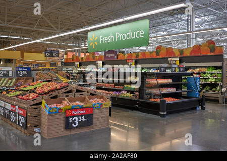 Tigard, Oregon, USA - 16.September 2019: Die Abteilung in einem Walmart Supercenter in Tigard, Oregon produzieren. Stockfoto