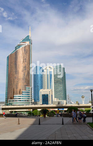 Moderne Gebäude und Wolkenkratzer in Nur-Sultan, der Hauptstadt von Kasachstan. Stockfoto