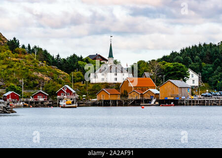 Die Lofoten, Norway-August 25,2019: moskenes Fischerdorf in Lofoten und Moskenes Kirche nördlich von Sorvagen in Nordland County. Stockfoto