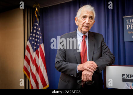 Whistleblower Daniel Ellsberg veröffentlicht die so genannten Pentagon Papers in 1971, eine streng geheime Studie der US-Regierung Entscheidungen im Vietnamkrieg. Ellsberg wurde 1973 wegen Spionage, Diebstahl und der Verschwörung angeklagt, aber alle Gebühren wurden im Mai 1973 gesunken. Daniel Ellsberg fotografiert im National Press Club in Washington. Stockfoto