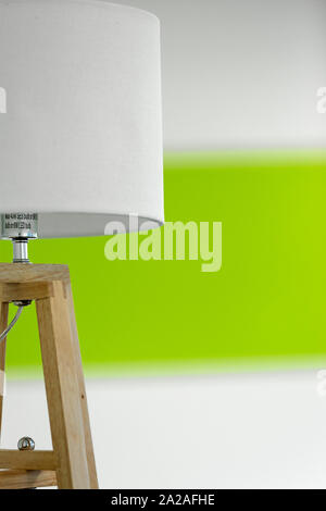Moderner weißer Tisch oder Schreibtisch Lampe im Büro oder zu Hause. Stockfoto