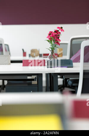 Reihe von modernen Büro Schreibtische und Stühle Stockfoto
