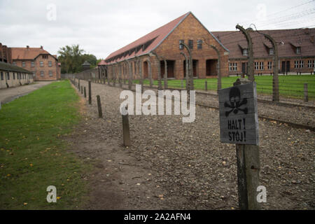 Elektrische Sicherheit Zäune im Konzentrationslager Auschwitz I, Auschwitz, Polen Stockfoto