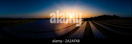 Moderne solar Bauernhof Panoramablick bei Sonnenaufgang an einem Sommertag Stockfoto