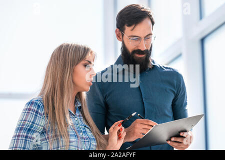 Bis zu schließen. Geschäftsmann und Geschäftsfrau diskutieren Working Paper Stockfoto