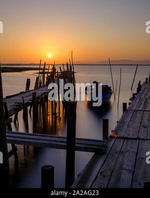 Setubal, Portugal - 11. September 2019: Sonnenuntergang am Porto Palafítico da carrasqueira in der Reserva Natural Estuário do Sado, Portugal Stockfoto