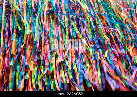 Wind weht Wand des brasilianischen Wunsch Bänder aus der berühmten Igreja Nosso Senhor Bonfim da Bahia Kirche in Salvador, Bahia, Brasilien Stockfoto