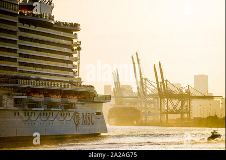 MIAMI - 11. AUGUST 2019: Der MSC Meer Kreuzfahrt Schiff fährt South Beach wie er fährt PortMiami, der belebtesten Terminal für Kreuzfahrtschiffe der Welt. Stockfoto