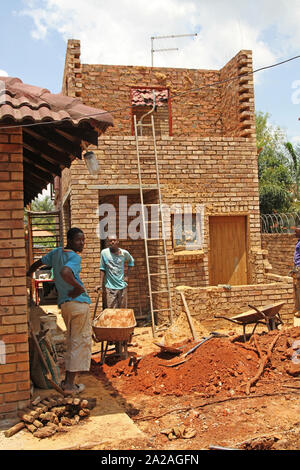 Bau von Büro Küche und Badezimmer Add-on-Fassade und Dach, Moreleta Park, Pretoria, Gauteng, Südafrika. Stockfoto